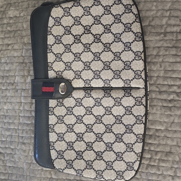 Gucci Handbags - 💛HOST PICK💛 Vintage Gucci Women's Cross Body - Missing Strap